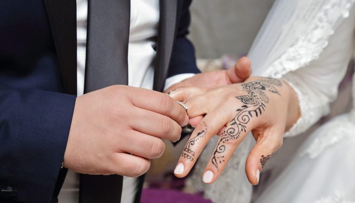 couple mariage oriental avec mains dessinée au henné passant l